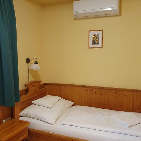 Bozi Rozi Panzio Hotell Fertőboz Exteriör bild