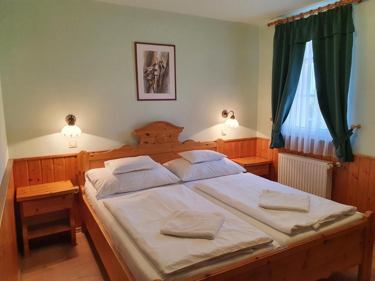 Bozi Rozi Panzio Hotell Fertőboz Exteriör bild