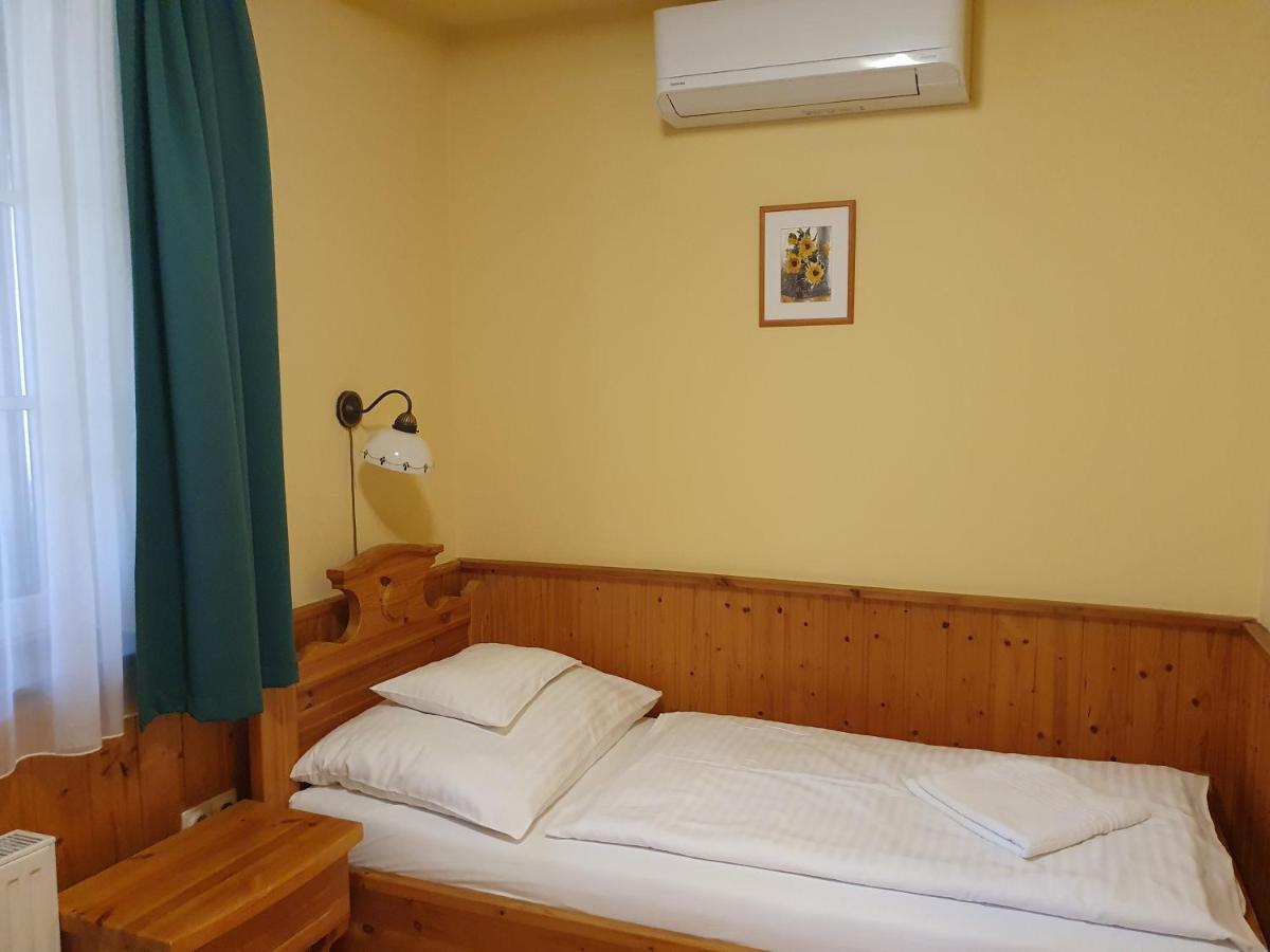 Bozi Rozi Panzio Hotell Fertőboz Exteriör bild